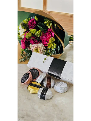 Pack especial Día de la Madre (flores + Alfajores de mazapan)