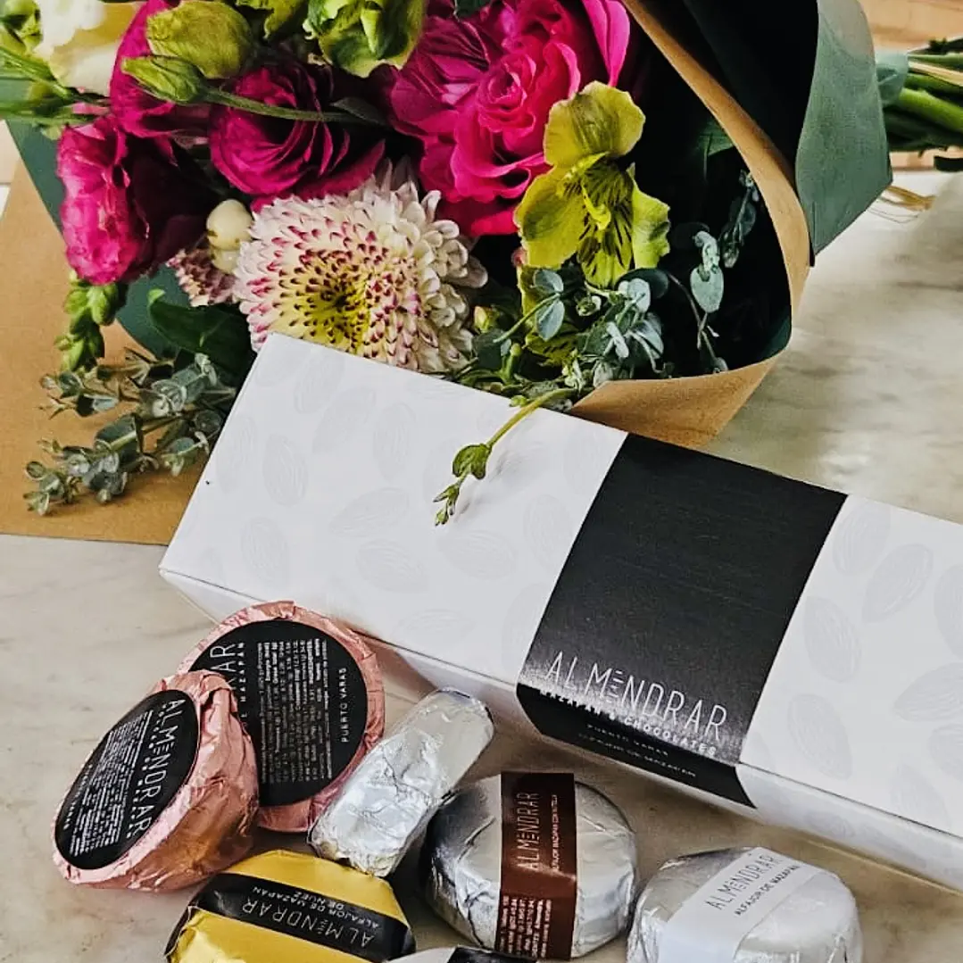 Pack especial Día de la Madre (flores + Alfajores de mazapan) 1