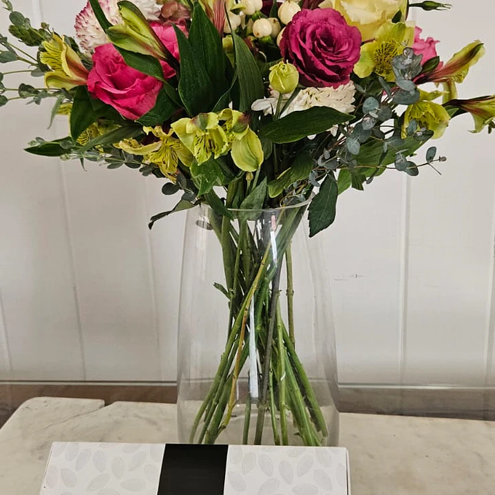 Pack especial Día de la Madre (flores + Alfajores de mazapan) 2