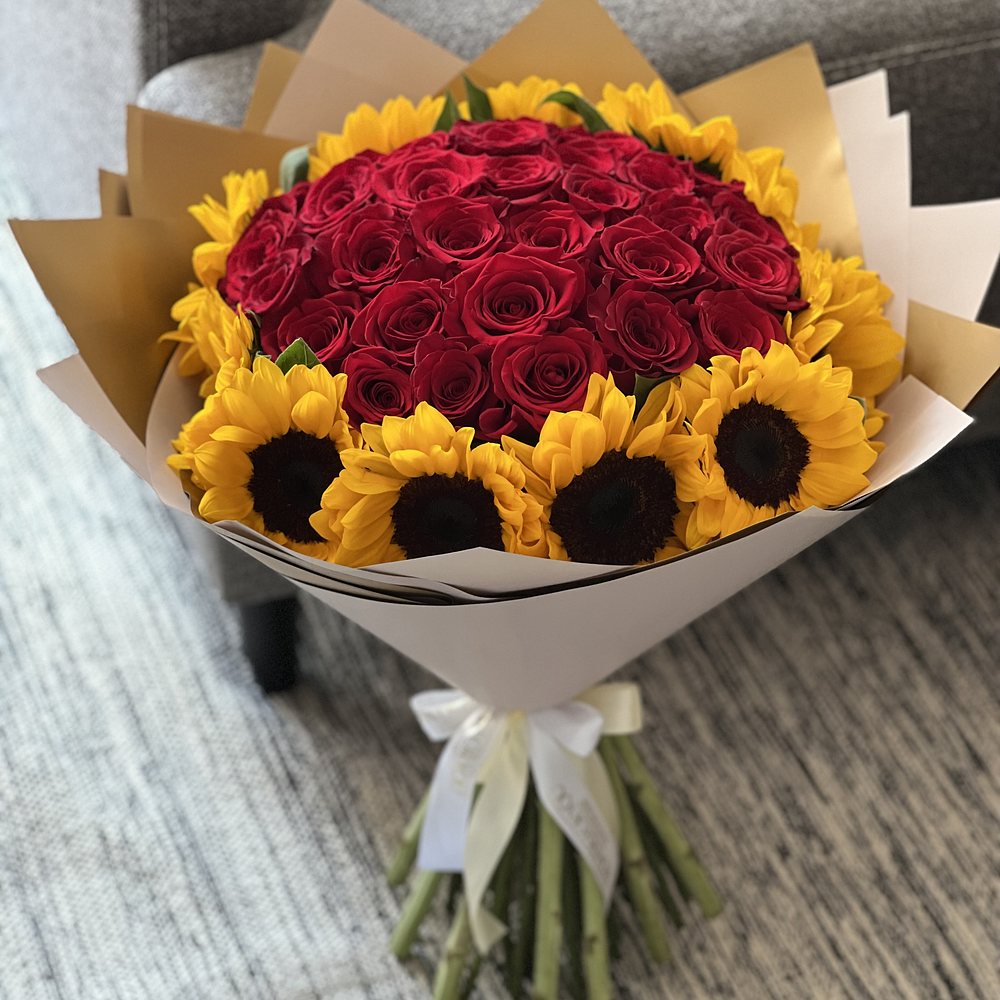 Ramo de 25 rosas con girasoles 