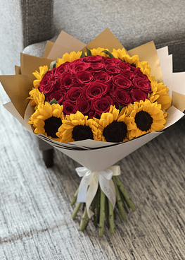 Ramo de 25 rosas con girasoles 