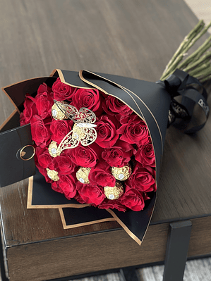 Ramo 24 rosas y bombones