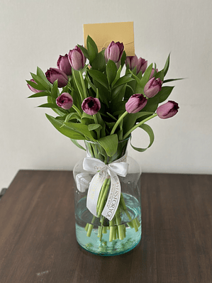 20 tulipanes en florero