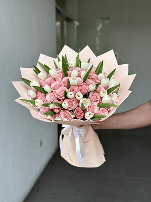 Ramo de rosas con tulipanes