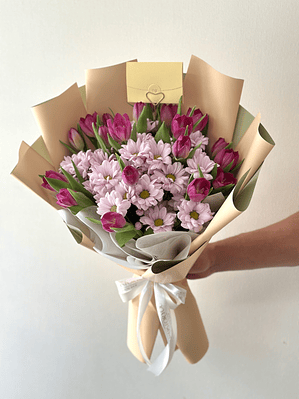 Ramo margaritas con tulipanes