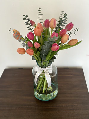 20 tulipanes en florero