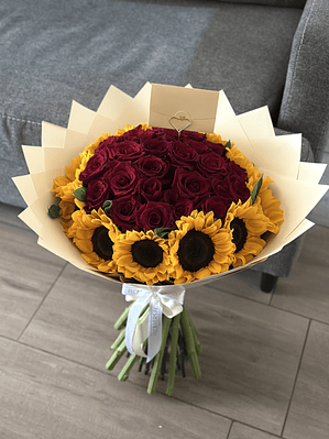Ramo de 25 rosas con girasoles 