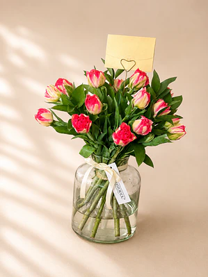 Tulipanes en florero