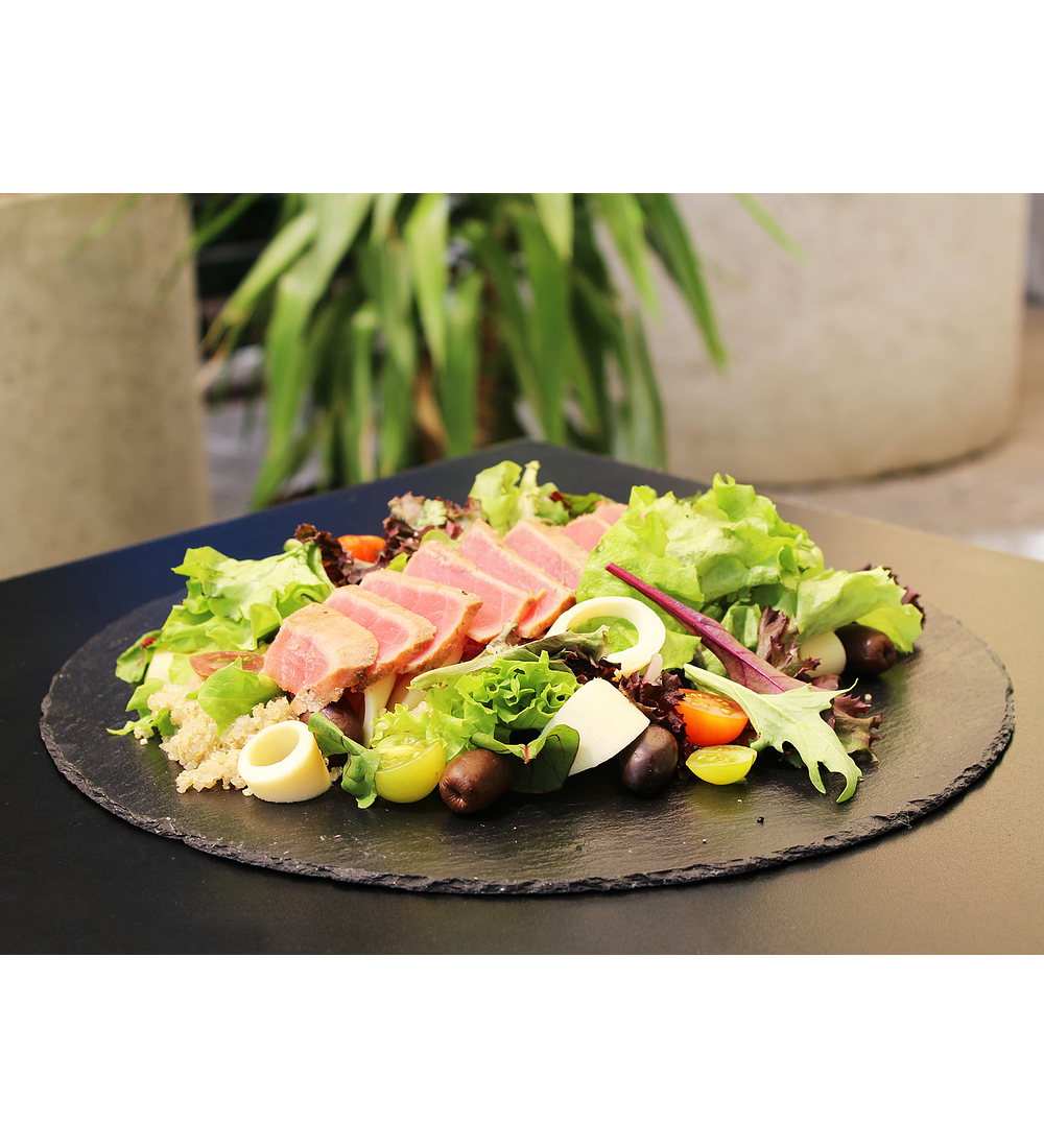 Ensalada mixta de tataki de atún y aderezo a elección 