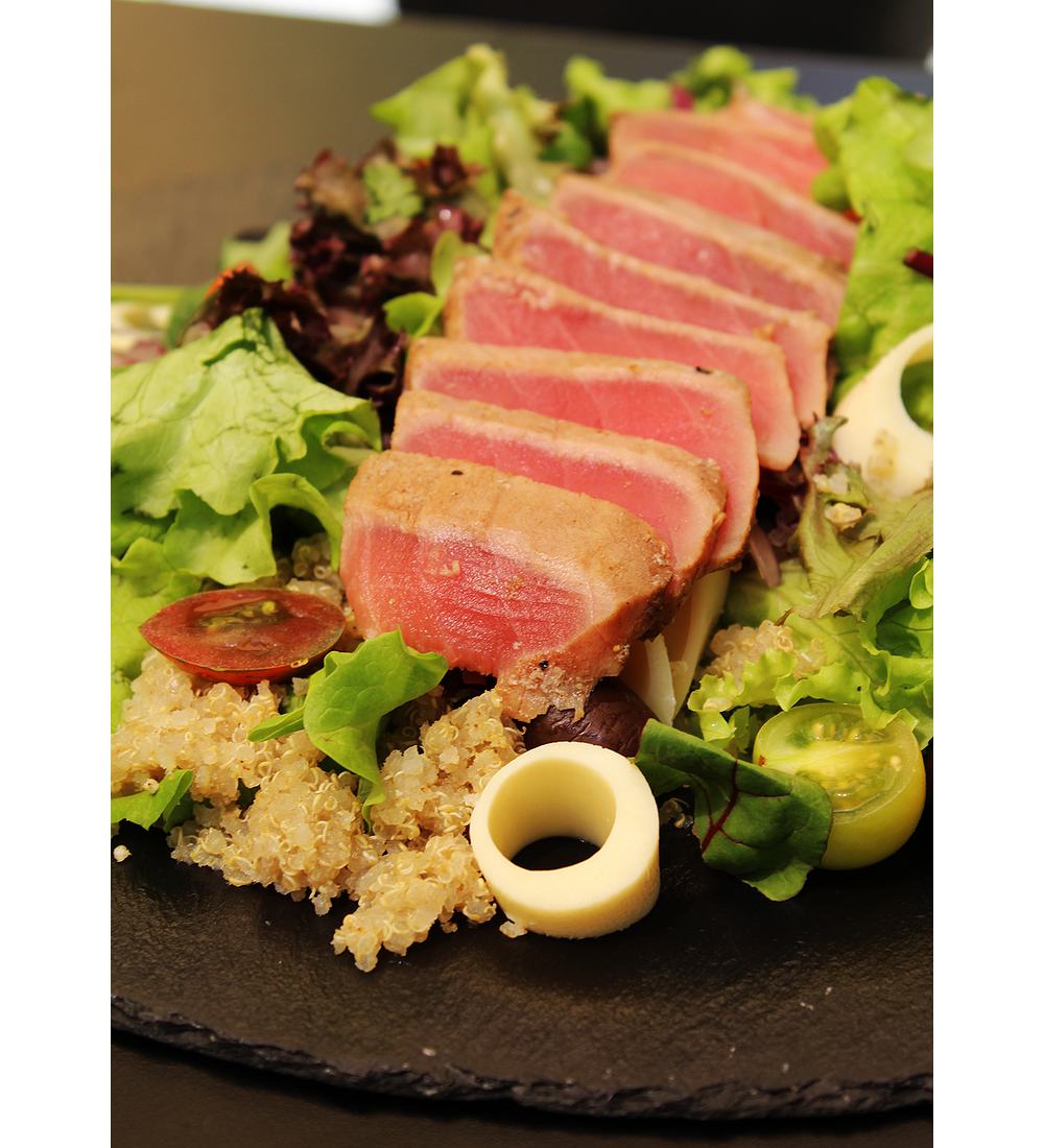 Ensalada mixta de tataki de atún y aderezo a elección 