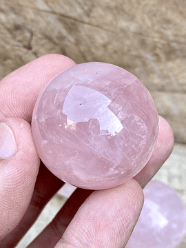Cuarzo rosa en esfera mediana