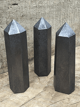 Shungita en obelisco