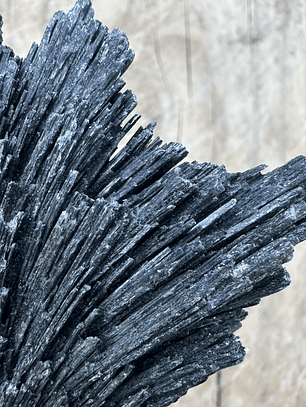 Cianita negra en bruto #15