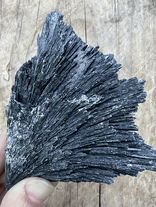 Cianita negra en bruto #15