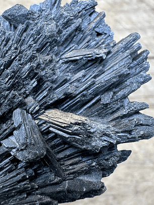 Cianita negra en bruto #16