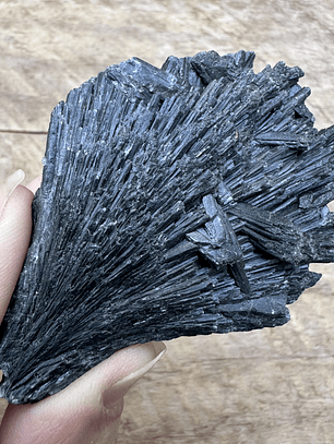 Cianita negra en bruto #16