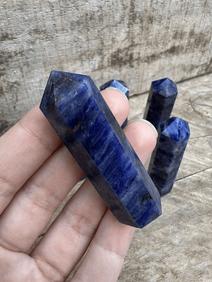 Sodalita en obelisco punta mediano