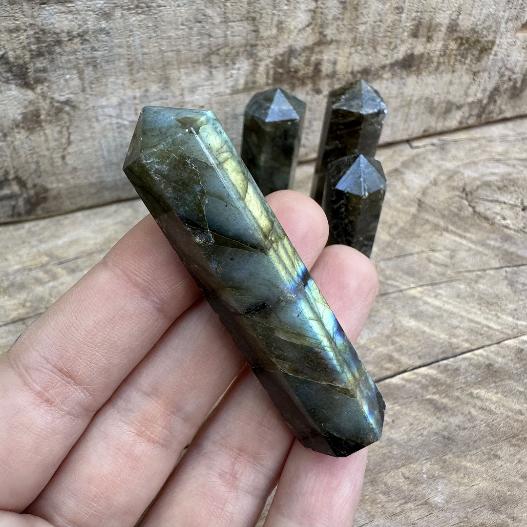 Labradorita en obelisco punta mediano 2