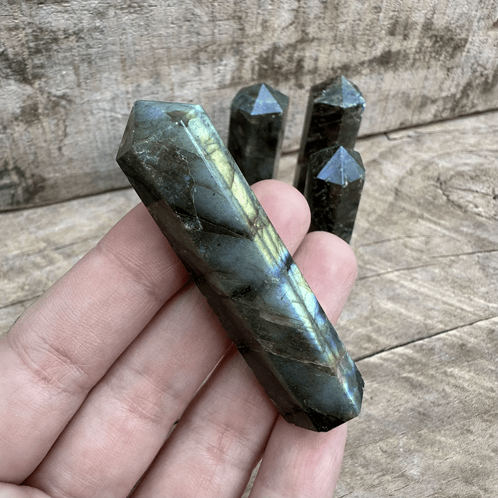 Labradorita en obelisco punta mediano 2