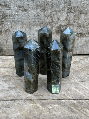 Labradorita en obelisco punta mediano