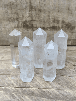 Cuarzo Cristal en obelisco punta mediano