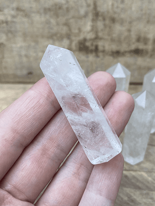 Cuarzo Cristal en obelisco punta mediano