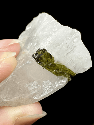 Turmalina verde en matriz de cuarzo #13