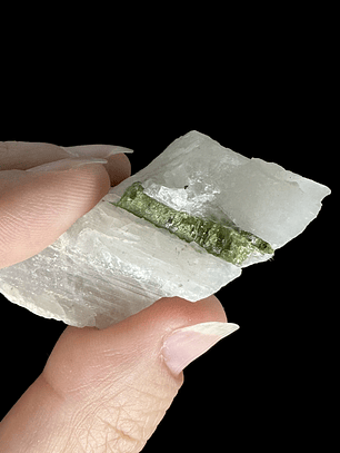 Turmalina verde en matriz de cuarzo #14