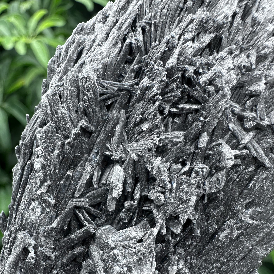 Cianita negra en bruto #18 2