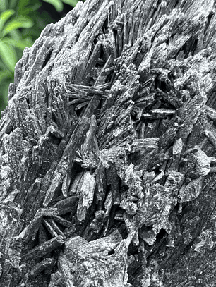 Cianita negra en bruto #18