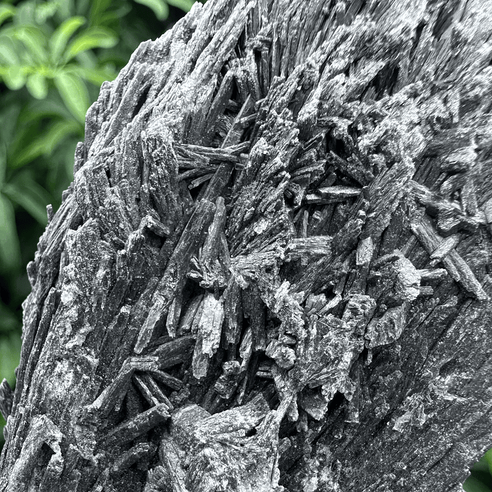 Cianita negra en bruto #18 2