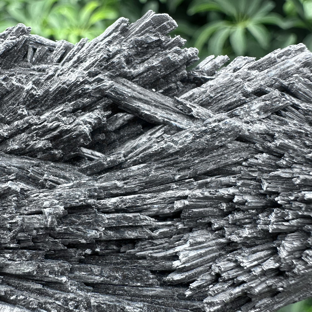 Cianita negra en bruto #19 2