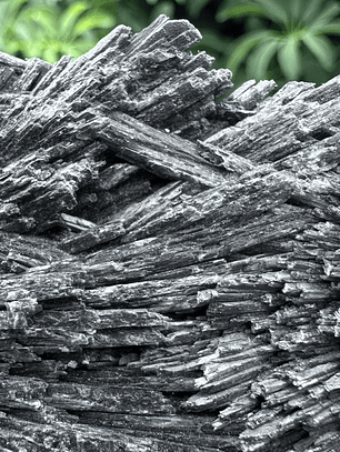 Cianita negra en bruto #19