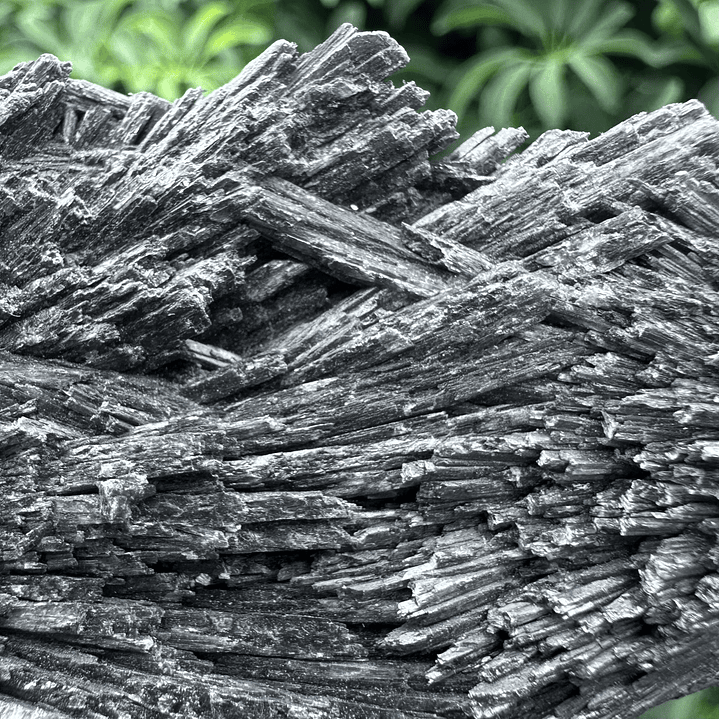 Cianita negra en bruto #19 2