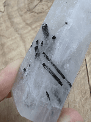 Cuarzo Turmalinado en obelisco #8