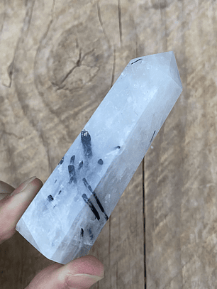 Cuarzo Turmalinado en obelisco #8
