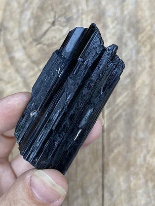 Turmalina negra grande en bruto #10