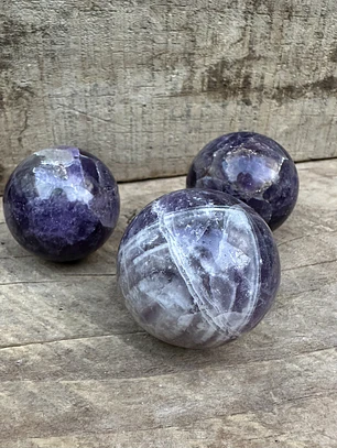 Amatista en esfera mediana