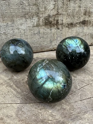 Labradorita en esfera mediana