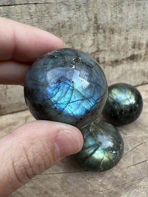 Labradorita en esfera mediana