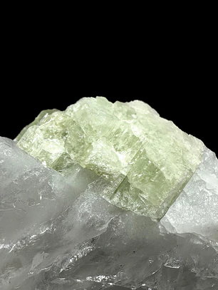 Turmalina verde en matriz de cuarzo #16