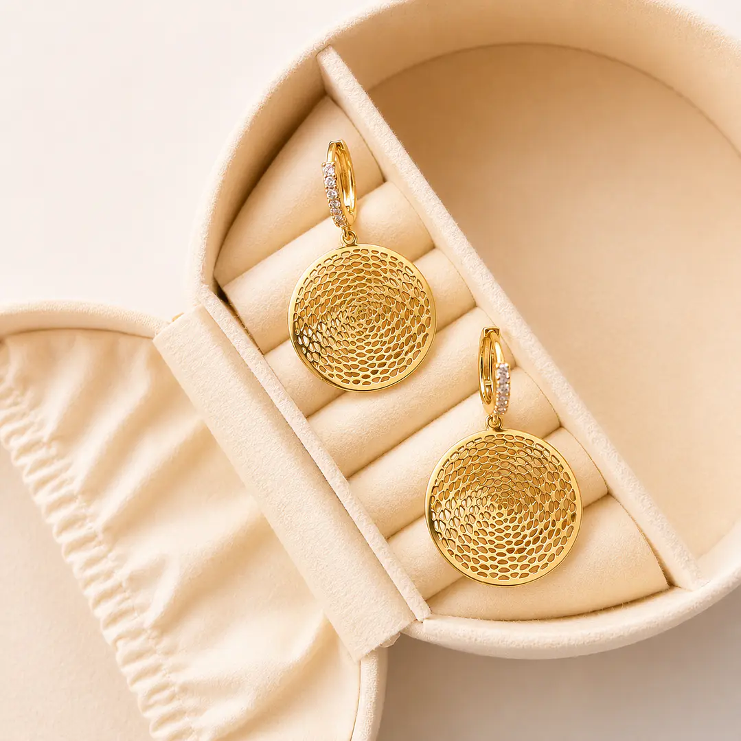 Argollas Bañadas en Oro 18k Diseño Medallón 1