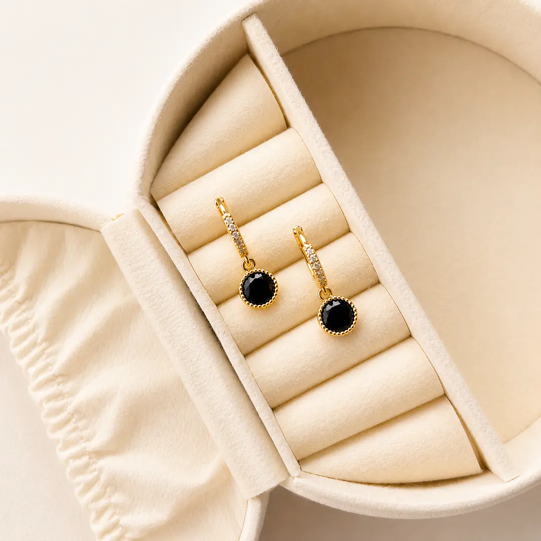Argollas Bañadas en Oro 18k Diseño Punto de Luz Negro 1