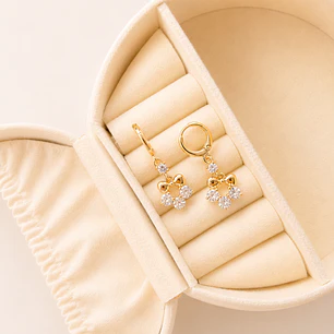 Argollas Bañadas en Oro 18k Diseño Listón con Circones 
