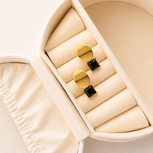 Aros Bañados en Oro 18k Diseño Cuadrado Negro