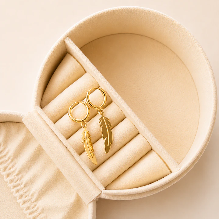 Argollas Bañadas en Oro 18k Diseño Plumas  1