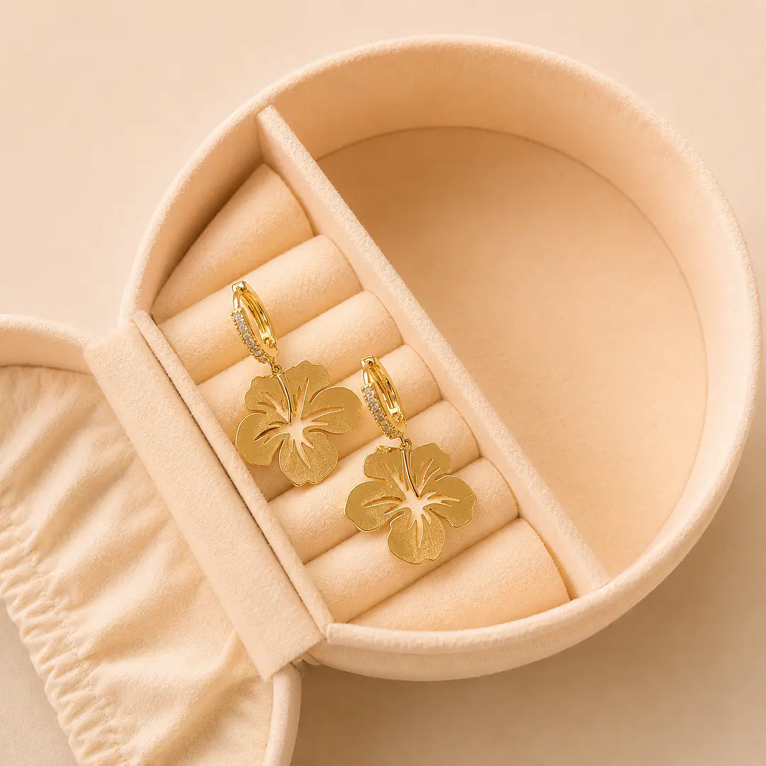 Aros Bañados en Oro 18k Diseño Flor Hawaiana con Circones  1