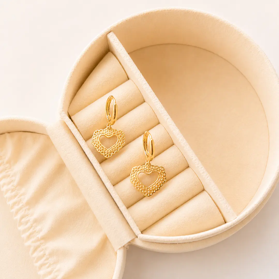 Argollas Bañadas en Oro 18k Diseño Corazón Encaje 1