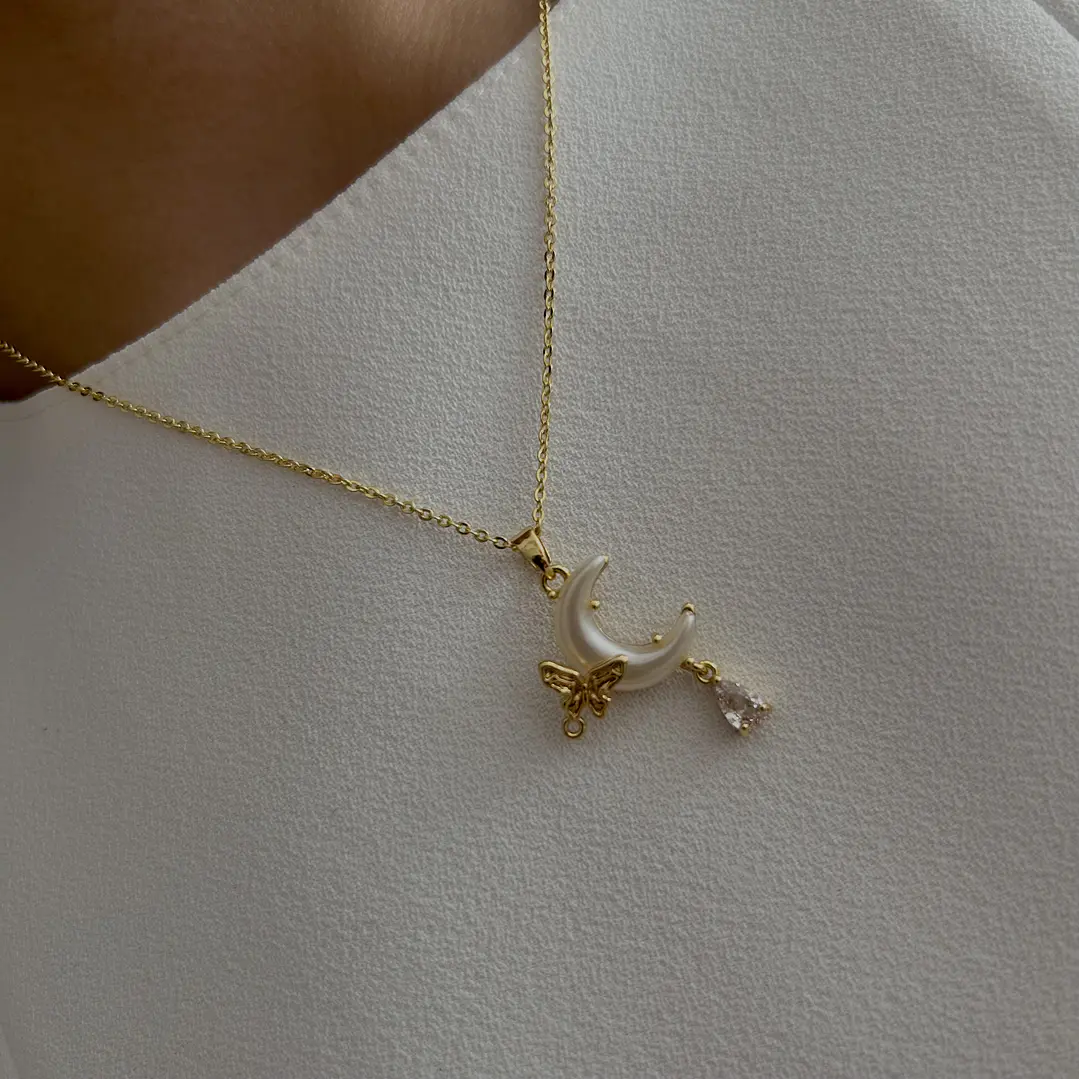 Collar Bañado en Oro Diseño Luna y Mariposa 1