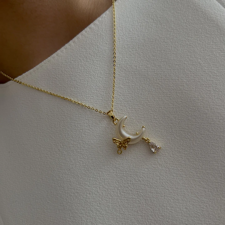 Collar Bañado en Oro Diseño Luna y Mariposa 1